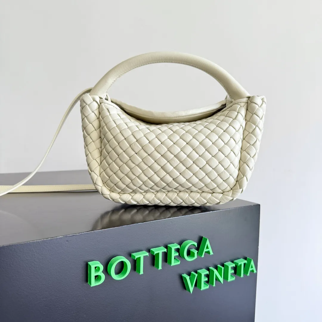 Batch 1760 BOTTEGA VENETA's new mini COBBLE bag. This season's mini Cobble series brings a new style of handbag. The body of the bag resembles the shape of a "Yuanbao", giving you good luck throughout autumn and winter! This Yuanbao bag is made of three pieces of quilted cotton and has an unlined body, showing its quiet power. The bag is carefully designed to create a three-dimensional look. The joints and edges are decorated with lambskin strips to create a sense of simplicity. The handbag is not lined, so you can directly appreciate the consistent lambskin on the outside and inside. It is beautiful both inside and outside. The top handle of this handbag is made of leather-wrapped rope and is quite sturdy. The detachable shoulder strap is secured by a leather buckle inside the bag. Can be carried by hand, carried on the shoulder or cross-body, very easy to match! Style number: 805739 Size: 23*11*8cm